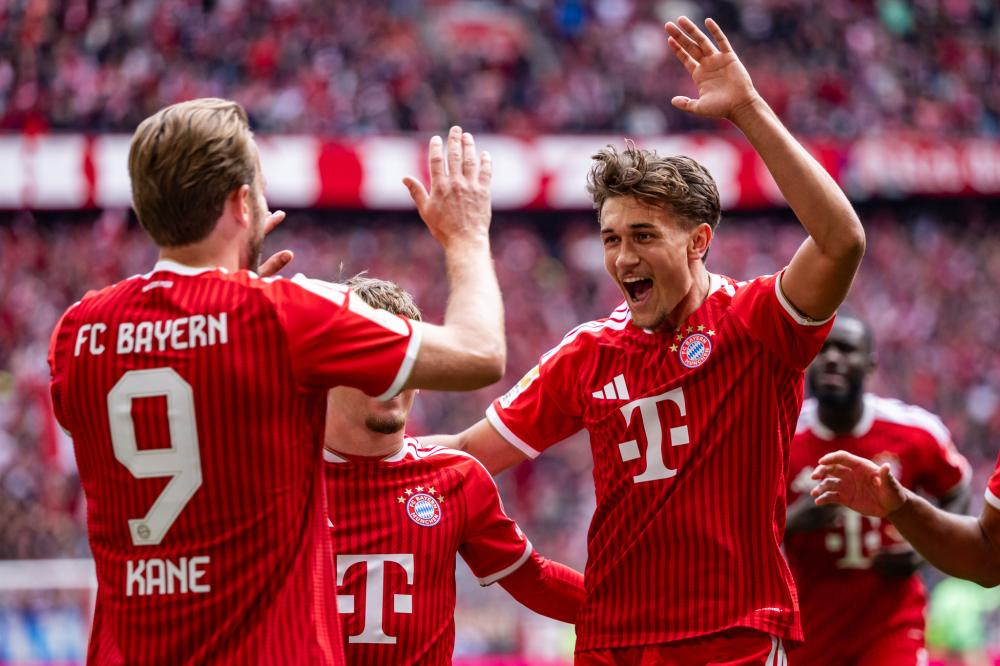 哈兰德久违戴帽手捧比赛用球晒照：这是个不错的周六